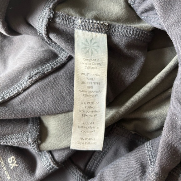 Athleta Capris Size XS Waist band Yoga Leg Opening Black and Gray - Picture 11 of 11